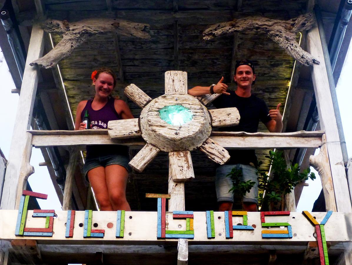 Gipsy Backpackers Hostel Gili Trawangan Exterior photo